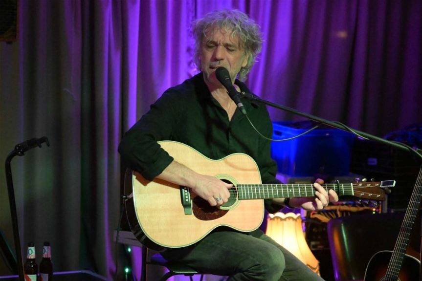 Intieme Avond bij Café Akoestika: Hedwig ‘Peep’ Peetermans en Stijn Vandenbril Brengen Roots Vibes en Kunst naar het&nbsp;Podium