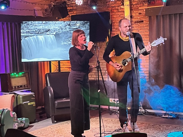 Flagship Romance in Café&nbsp;AKoestiKa